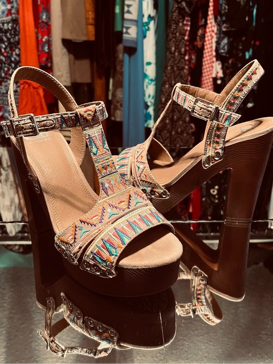 Gianni Bini Shoes - Giani Bini embroidered leather and wood heels size 9.5